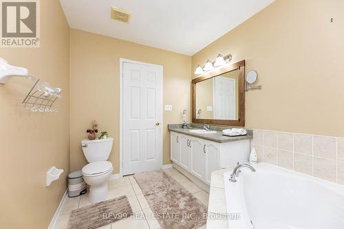735 Brasswinds Trail, Oshawa, ON - Indoor Photo Showing Bathroom