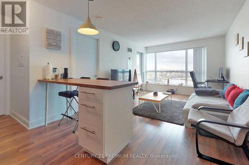 1015 - 135 Village Green Square, Toronto, ON - Indoor Photo Showing Living Room