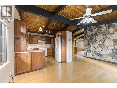 840 Matt Road, Kelowna, BC - Indoor Photo Showing Kitchen