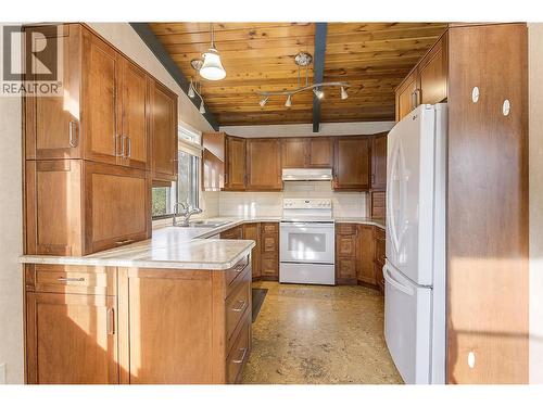 840 Matt Road, Kelowna, BC - Indoor Photo Showing Kitchen