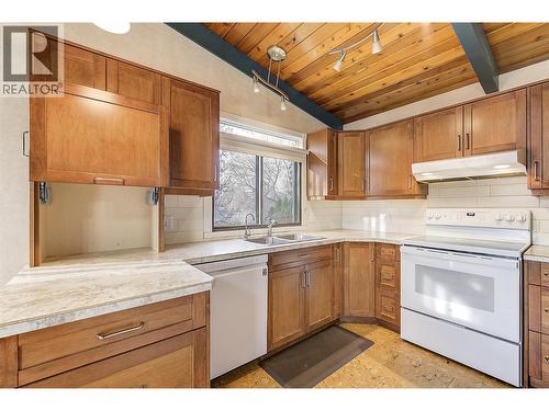 840 Matt Road, Kelowna, BC - Indoor Photo Showing Kitchen With Double Sink
