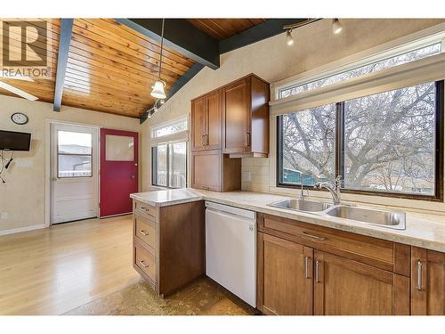 840 Matt Road, Kelowna, BC - Indoor Photo Showing Kitchen With Double Sink