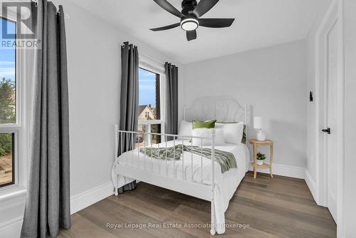10 Gordon Street, Hamilton, ON - Indoor Photo Showing Bedroom