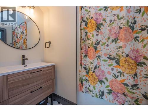 2505 23 Street, Vernon, BC - Indoor Photo Showing Bathroom