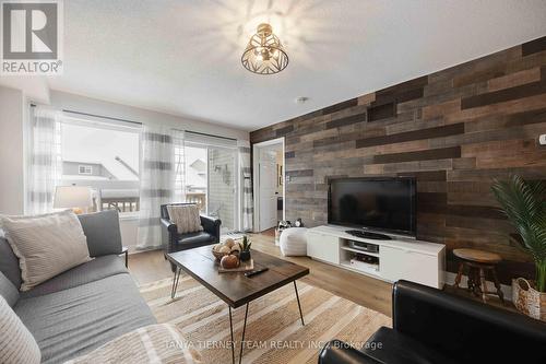 629 Tully Crescent, Peterborough, ON - Indoor Photo Showing Living Room