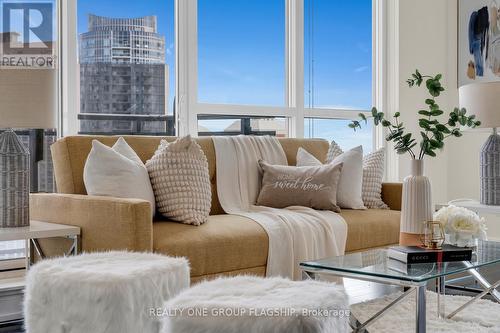1909 - 510 Curran Place, Mississauga, ON - Indoor Photo Showing Living Room