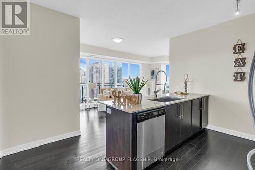 1909 - 510 Curran Place, Mississauga, ON - Indoor Photo Showing Kitchen With Upgraded Kitchen