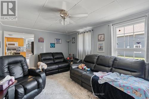 23 Railway Street, Haldimand, ON - Indoor Photo Showing Living Room