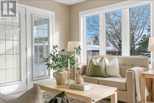 21 Heritage Lane, Clarington (Newcastle), ON - Indoor Photo Showing Living Room
