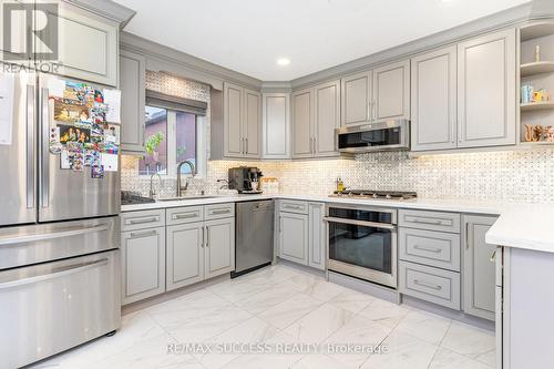 5383 Red Brush Drive, Mississauga, ON - Indoor Photo Showing Kitchen With Upgraded Kitchen