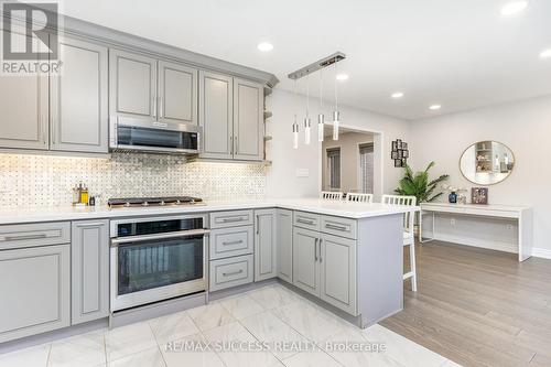 5383 Red Brush Drive, Mississauga, ON - Indoor Photo Showing Kitchen With Upgraded Kitchen