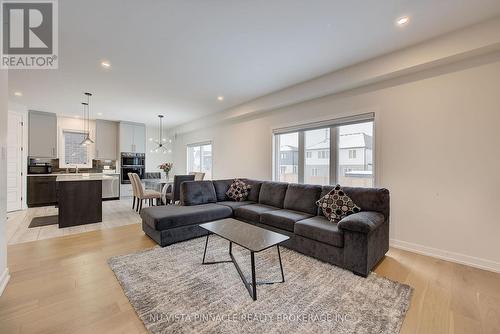 1895 Fountain Grass Drive, London South (South B), ON - Indoor Photo Showing Living Room