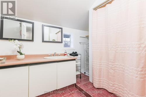 26 Garnet Street, St. Catharines (Facer), ON - Indoor Photo Showing Bathroom