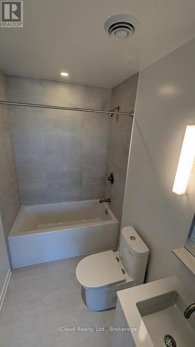 2414 - 120 Broadway Avenue E, Toronto, ON - Indoor Photo Showing Bathroom
