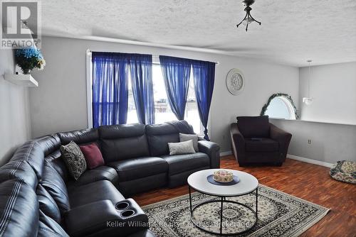 27 Pine Tree Drive, South Bruce Peninsula, ON - Indoor Photo Showing Living Room