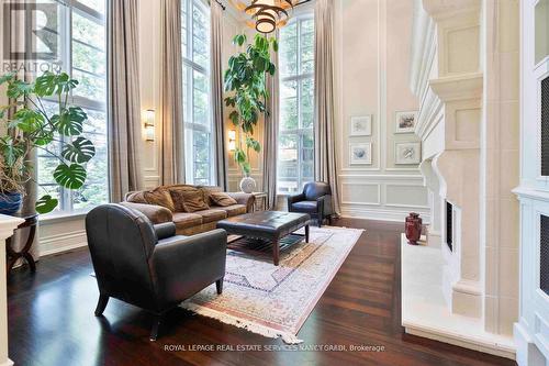 11 Doon Road, Toronto, ON - Indoor Photo Showing Living Room