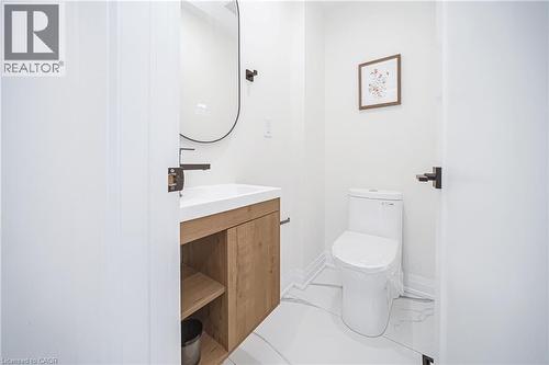 38 Glendale Avenue N, Hamilton, ON - Indoor Photo Showing Bathroom