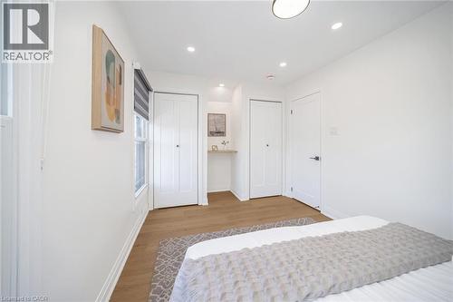 38 Glendale Avenue N, Hamilton, ON - Indoor Photo Showing Bedroom