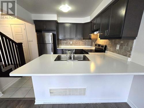 518 Buckeye Court, Milton, ON - Indoor Photo Showing Kitchen With Double Sink With Upgraded Kitchen
