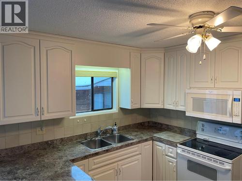 1995 Kelly Court, Christina Lake, BC - Indoor Photo Showing Kitchen With Double Sink