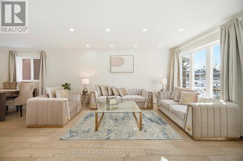 71 Hutton Crescent, Caledon, ON - Indoor Photo Showing Living Room