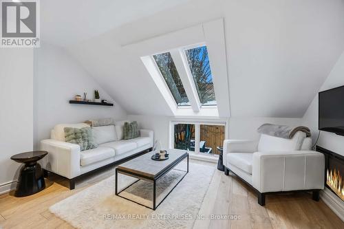 121 Montgomery Avenue, Toronto, ON - Indoor Photo Showing Living Room