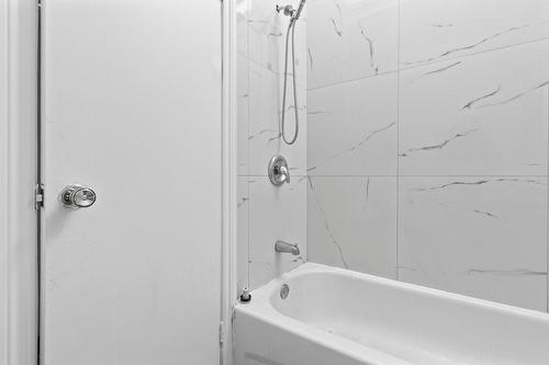 Salle de bains - 9372 Rue Airlie, Montréal (Lasalle), QC - Indoor Photo Showing Bathroom