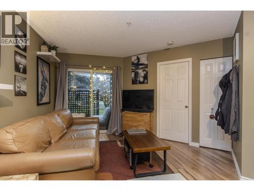 B109 40120 Willow Crescent, Squamish, BC - Indoor Photo Showing Living Room