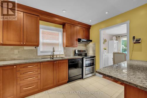 74 Robinson Crescent, Whitby, ON - Indoor Photo Showing Kitchen