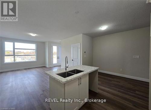 16 Warren Trail, Welland (Lincoln/Crowland), ON - Indoor Photo Showing Kitchen With Double Sink