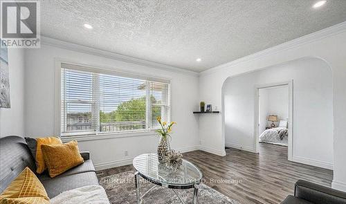 570 Victoria Street S, Kitchener, ON - Indoor Photo Showing Living Room