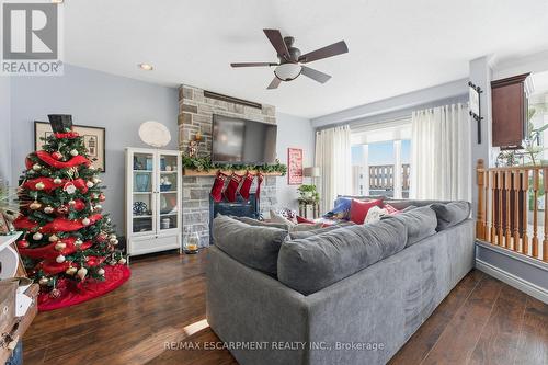 5940 Young Street, Grimsby, ON - Indoor Photo Showing Living Room