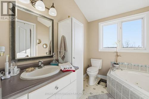 5940 Young Street, Grimsby, ON - Indoor Photo Showing Bathroom