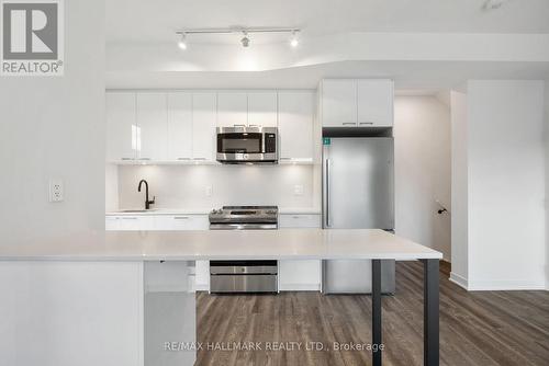 Th1 - 40 Ed Clark Gardens, Toronto, ON - Indoor Photo Showing Kitchen With Upgraded Kitchen