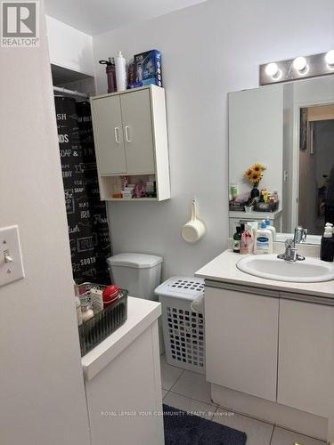 203 - 72 Lake Avenue, Richmond Hill, ON - Indoor