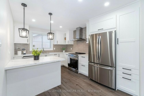 453 Leacock Drive, Barrie, ON - Indoor Photo Showing Kitchen With Upgraded Kitchen