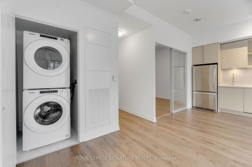 518-395 Dundas Street W, Oakville, ON - Indoor Photo Showing Laundry Room