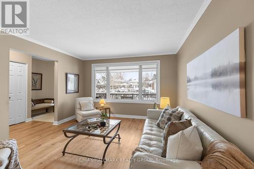 2143 Hubbard Crescent, Ottawa, ON - Indoor Photo Showing Living Room