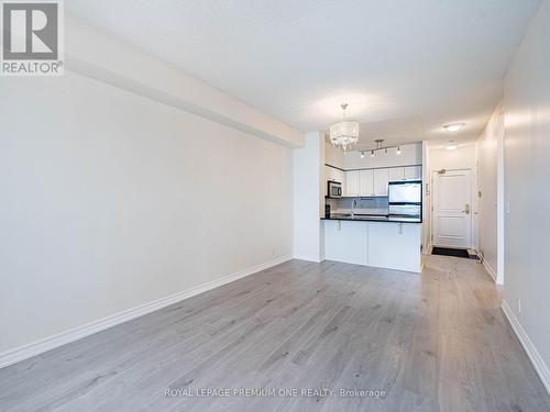 815 - 9225 Jane Street, Vaughan, ON - Indoor Photo Showing Kitchen