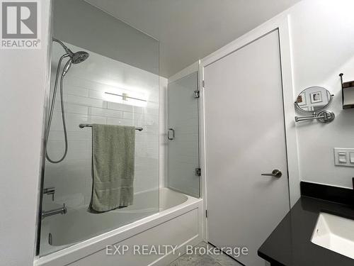 3007 - 2212 Lake Shore Boulevard W, Toronto, ON - Indoor Photo Showing Bathroom
