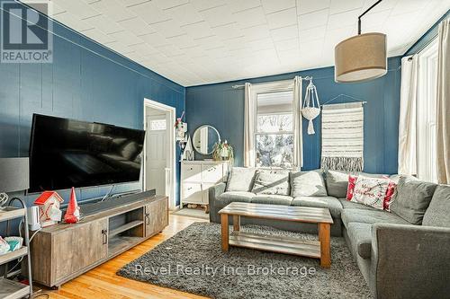 226 Oxford Street, Ingersoll (Ingersoll - South), ON - Indoor Photo Showing Living Room