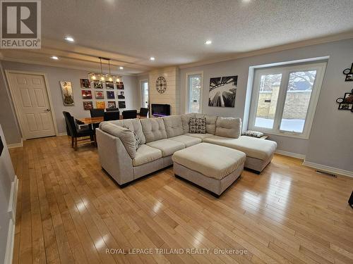 17 - 163 Pine Valley Drive, London South (South N), ON - Indoor Photo Showing Living Room