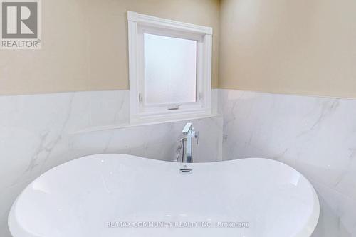 10 Oxfordshire Street, Markham, ON - Indoor Photo Showing Bathroom