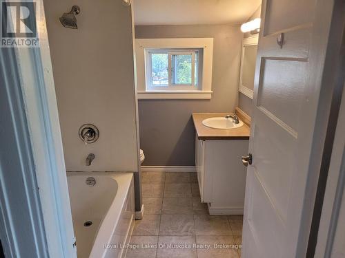 2 - 227 Nottawasaga Street, Orillia, ON - Indoor Photo Showing Bathroom
