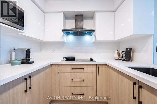 802 - 5500 Yonge Street W, Toronto, ON - Indoor Photo Showing Kitchen