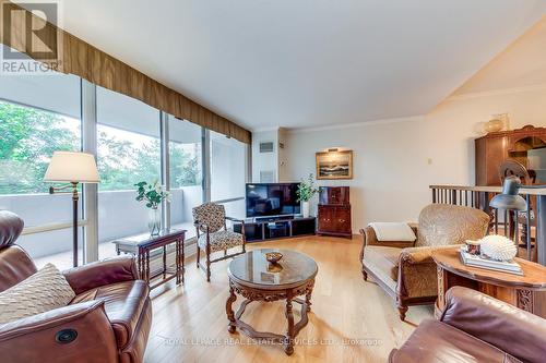 405 - 240 Scarlett Road, Toronto, ON - Indoor Photo Showing Living Room