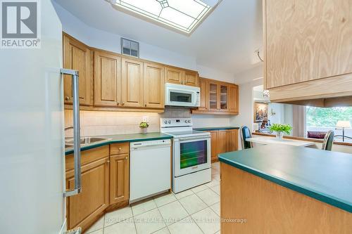 405 - 240 Scarlett Road, Toronto, ON - Indoor Photo Showing Kitchen