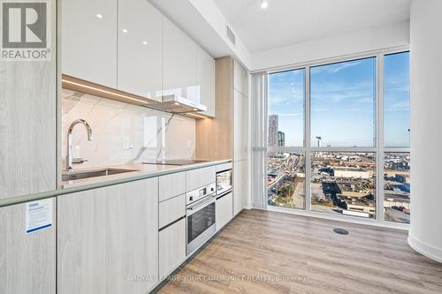 2009 - 8 Interchange Way, Vaughan, ON - Indoor Photo Showing Kitchen With Upgraded Kitchen