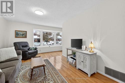54 Camberley Court, Toronto, ON - Indoor Photo Showing Living Room