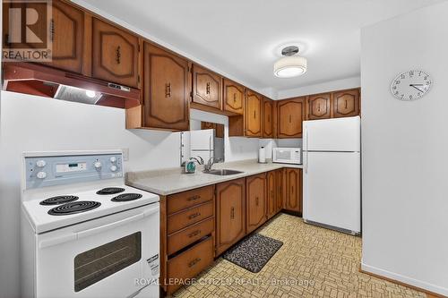 54 Camberley Court, Toronto, ON - Indoor Photo Showing Kitchen